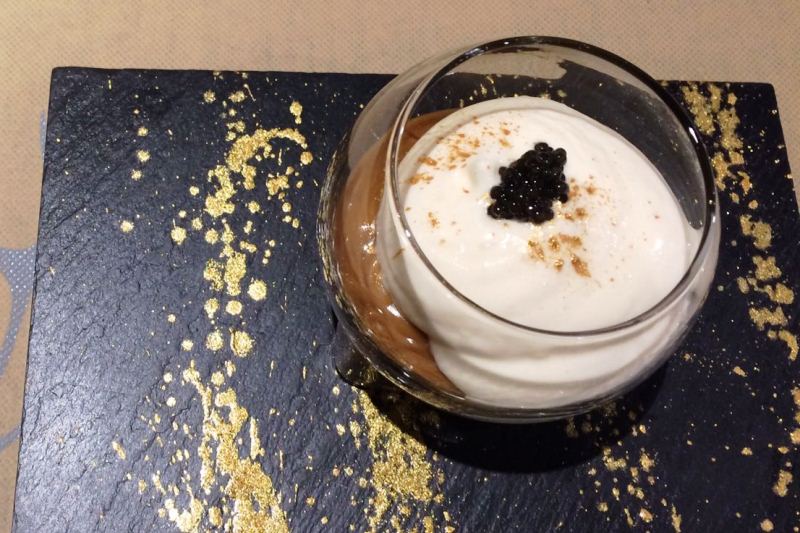 mousse de chocolate blanco con dulce de leche, láminas de oro y caviar